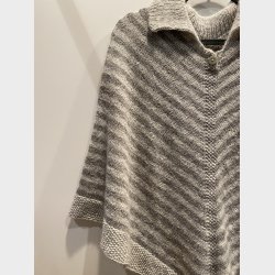 StrikkeKit - Fru Mllers Lune Poncho 